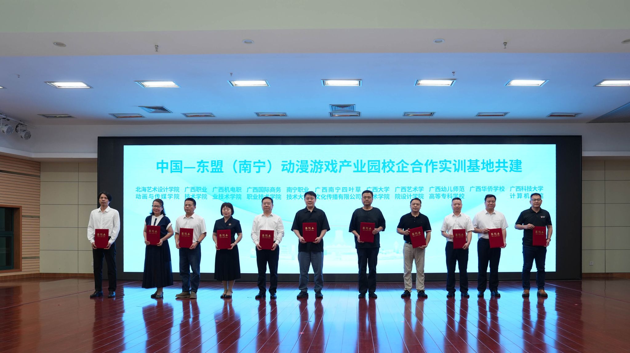 校企攜手促發(fā)展 廣西華僑學(xué)校與廣西南寧四葉草文化傳播共筑中國-東盟動(dòng)漫游戲?qū)嵱?xùn)新高地